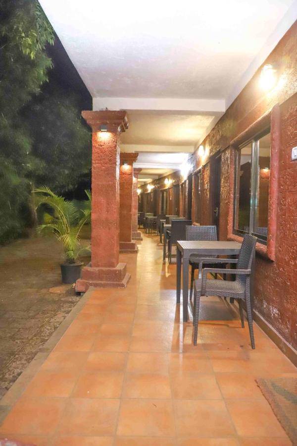 Hotel On The Rocks Mahabaleshwar Ngoại thất bức ảnh